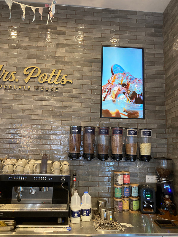 43" HIGH VIBRANCE ANDROID ADVERTISING DISPLAY