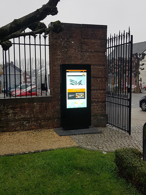 55" FREESTANDING OUTDOOR DIGITAL POSTER
