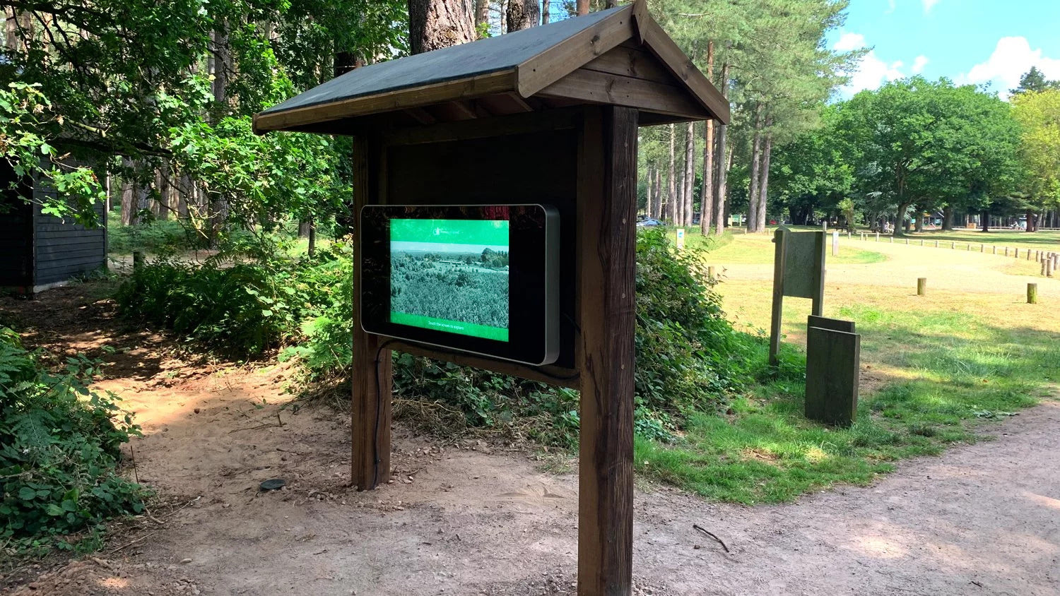 65" WALL-MOUNTED PCAP OUTDOOR TOUCH SCREEN